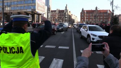 Jazda na suwak i korytarz życia wchodzą w życie. W Katowicach policja uczyła kierowców nowych zachowań