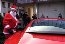 Chorzów: Święty Mikołaj przyjechał do dzieci w szpitalu czerwonym Ferrari!