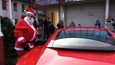 Chorzów: Święty Mikołaj przyjechał do dzieci w szpitalu czerwonym Ferrari!