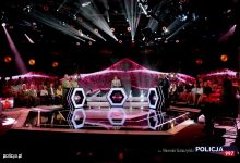 Policjanci z Katowic i funkcjonariusze straży granicznej w programie "Jaka to melodia". Kto wygrał pojedynek na melodie i wiedzę muzyczną? (fot.policja.pl)