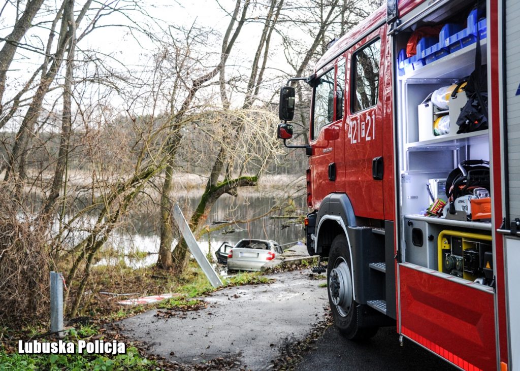 5 młodych osób w wieku 17-19 lat zginęło w wypadku w miejscowości Cibórz Skąpe. Audi A4 wypadło z drogi do stawu (fot.policja)