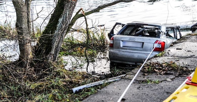 Koszmarna tragedia! Służby wyciągnęły ze stawu Audi A4. Wewnątrz znaleziono zwłoki 5 młodych osób w wieku od 17 do 19 lat! (fot.policja)