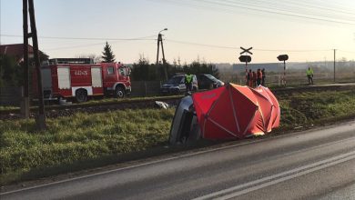 Tragiczny wypadek na przejeździe kolejowym. Nie żyje kierowca citroena [ZDJĘCIA] (fot.Policja Kujawsko-Pomorska)