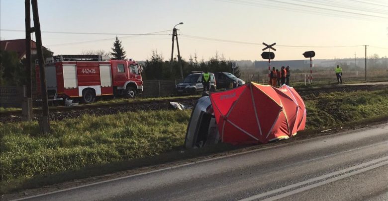 Tragiczny wypadek na przejeździe kolejowym. Nie żyje kierowca citroena [ZDJĘCIA] (fot.Policja Kujawsko-Pomorska)