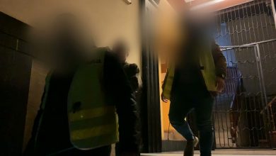 Zarzuty usiłowania zabójstwa policjantów usłyszał dzisiaj 19-letni Dawid P., który w sobotę podczas domowej interwencji rzucił się z nożem na funkcjonariuszy. Policja musiała użyć broni i postrzeliła nastolatka w nogę (fot.policja)