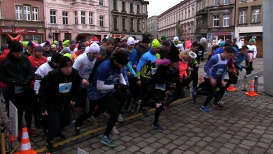 Biegiem do Nowego Roku! W Mysłowicach odbył się Towarzyski Bieg Sylwestrowy [WIDEO]