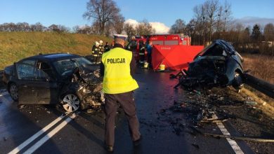 Wyprzedzał i zderzył się czołowo z renault, którego kierowca zginął na miejscu. Kierowcy BMW grozi do 8 lat więzienia (fot.Policja Pomorska)