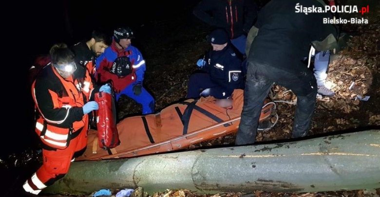 Śląskie: Policja i GOPR razem ruszyli na pomoc. Ratowali życie drwala, którego przygniotło drzewo (fot.policja)