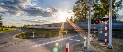 Maszyniści pociągów nie będą już trąbić przed najlepiej zabezpieczonymi przejazdami kolejowo-drogowymi (fot.Ministerstwo Infrastruktury)