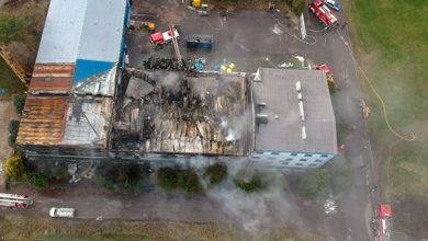 25 zastępów straży pożarnej gasiło ogromny pożar hali z odpadami w Międzyrzeczu Górnym koło Bielska-Białej (fot.www.Vifi.pl)