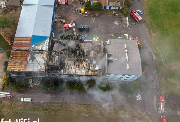 25 zastępów straży pożarnej gasiło ogromny pożar hali z odpadami w Międzyrzeczu Górnym koło Bielska-Białej (fot.www.Vifi.pl)