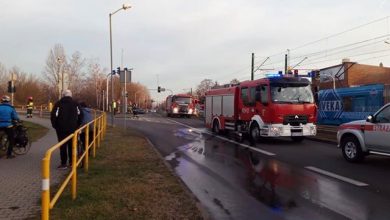 Śmiertelny wypadek miał miejsce w poniedziałek, 16 grudnia popołudniu na ulicy Gliwickiej, na pograniczu Katowic i Chorzowa. Jak wynika ze wstępnych ustaleń policji, samochód osobowy wjechał wprost pod tramwaj jadący ulicą Gliwicką (fot.Karol Zaremba)