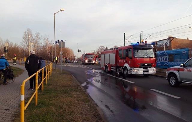 Śmiertelny wypadek miał miejsce w poniedziałek, 16 grudnia popołudniu na ulicy Gliwickiej, na pograniczu Katowic i Chorzowa. Jak wynika ze wstępnych ustaleń policji, samochód osobowy wjechał wprost pod tramwaj jadący ulicą Gliwicką (fot.Karol Zaremba)