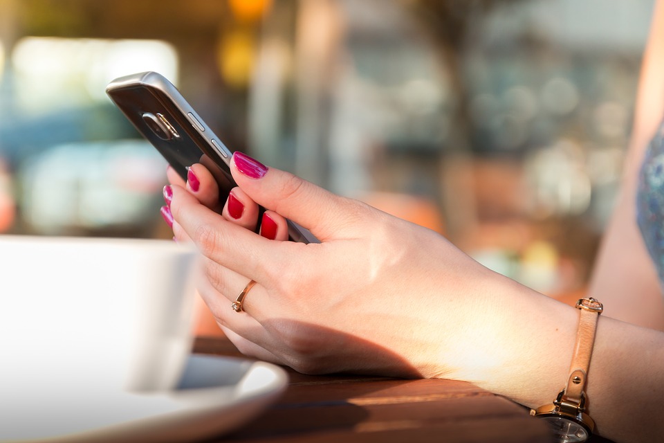 Senior będzie mógł wysłać SMS-a - resztą zajmie się wolontariusz. [fot. www.pixabay.com]