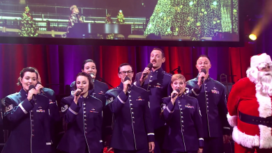 Amerykańscy żołnierze z Singing Sergeants z Orkiestry Sił Powietrznych Stanów Zjednoczonych The United States Air Force Band kolędują na facebooku ambasady USA w Warszawie (fot.facebook)