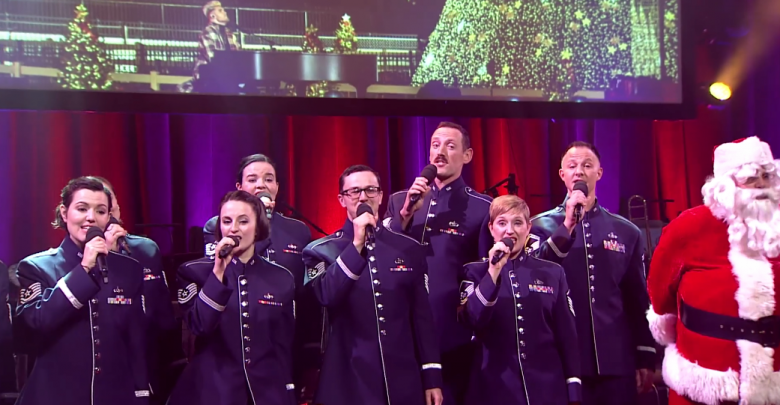 Amerykańscy żołnierze z Singing Sergeants z Orkiestry Sił Powietrznych Stanów Zjednoczonych The United States Air Force Band kolędują na facebooku ambasady USA w Warszawie (fot.facebook)
