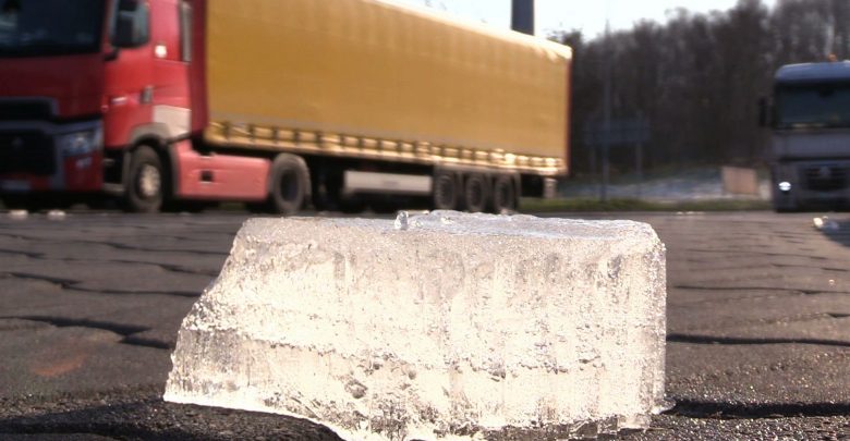 Śląskie: Ogromny kawał lodu z ciężarówki spadł na osobówkę. W środku kobieta z dzieckiem!