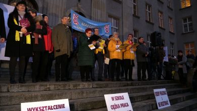 Nauczyciele protestują. Przed Urzędem Wojewódzkim w Katowicach odbyła się pikieta, zorganizowana przez Związek Nauczycielstwa Polskiego. Ich postulaty pozostają niezmienne.