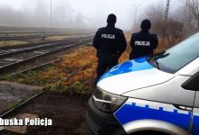 O włos od tragedii! Policjanci uratowali mężczyznę, który chciał rzucić się pod pociąg! (fot.policja)