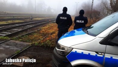 O włos od tragedii! Policjanci uratowali mężczyznę, który chciał rzucić się pod pociąg! (fot.policja)