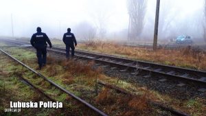 O włos od tragedii! Policjanci uratowali mężczyznę, który chciał rzucić się pod pociąg! (fot.policja)