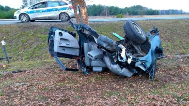 Tragiczny wypadek 19-latka. Drzewo przecięło jego auto na pół [ZDJĘCIA] (fot.KPP Szczytno)