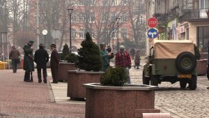Nazistowskie symbole i patrole uzbrojonych niemieckich żołnierzy. Ulice Grunwaldzka i Powstańców w Mysłowicach zamieniły się dziś w prawdziwy plan filmowy