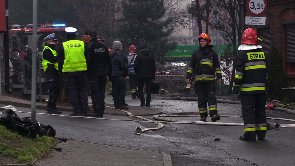 Groźny pożar wybuchł po godzinie 4:00 rano na poddaszu familoka przy ul. Krasińskiego. Konieczna była ewakuacja 23 osób