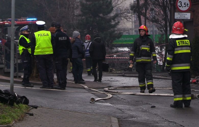 Groźny pożar wybuchł po godzinie 4:00 rano na poddaszu familoka przy ul. Krasińskiego. Konieczna była ewakuacja 23 osób