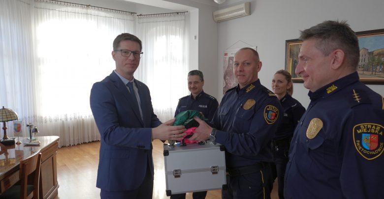 Policja ze Świętochłowic ma walizkę z narkotykami. Fot. Swietochlowice.pl