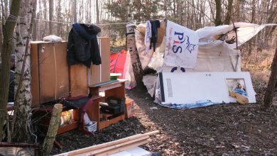 Smród i brud. Bezdomni żyją w fatalnych warunkach w jednej z katowickich dzielnic. Założyli tam obozowisko, które zrobili z tego, co znaleźli