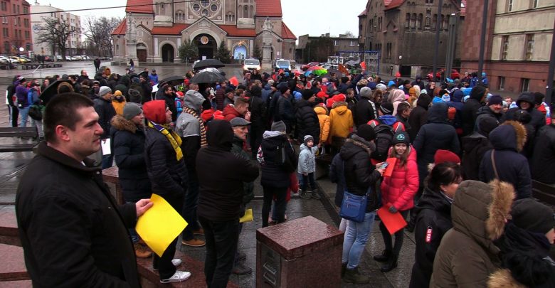 Protest w Rudzie Śląskiej! Kilkaset osób protestowało pod Urzędem Miasta [WIDEO]