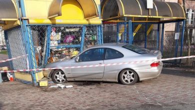 Wjechał mercedesem w kiosk. Jedna osoba nie żyje (fot.Policja Podkarpacka)