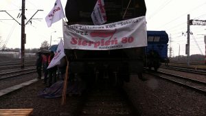 Kilkudziesięciu związkowców zablokowało dziś tory przy należącej do grupy Tauron Elektrowni Łaziska. Sprzeciwiają się sprowadzaniu do Polski rosyjskiego węgla