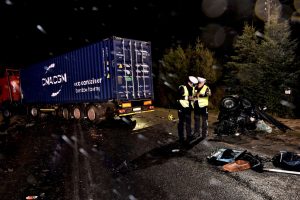 Zderzenie osobówki z samochodem ciężarowym. Trzy osoby podróżujące volkswagenem nie żyją [ZDJĘCIA] (fot.Policja Pomorska)