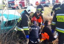 Groźny wypadek i błyskawiczna reakcja policjantów z gliwickiej grupy Speed w Toszku. To tam na ulicy Strzeleckiej zderzyły się dwa samochody i wpadły do rowu (fot.KMP Gliwice)