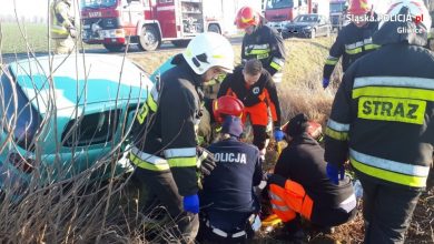 Groźny wypadek i błyskawiczna reakcja policjantów z gliwickiej grupy Speed w Toszku. To tam na ulicy Strzeleckiej zderzyły się dwa samochody i wpadły do rowu (fot.KMP Gliwice)