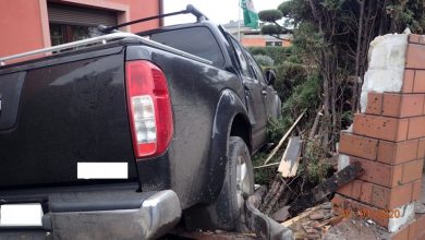 Rybnik: Pijany kierowca ogromnym pick-upem staranował ogrodzenie i wjechał w dom! (fot. KMP Rybnik)