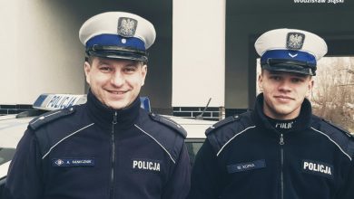 Policjanci mł.asp. Artur Sanecznik oraz sierż. Mateusz Kopka eskortowali przyszła mamę do szpitala na porodówkę (fot.policja)