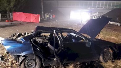 Uderzył w słup i betonowe ogrodzenie. Z auta wypadł pasażer, który zginął na miejscu. Kierowca BMW był pijany (fot.Policja Lubelska)