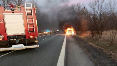 Śląskie: Eksplozja samochodu. Dzięki policjantom kierowca żyje (fot.Śląska Policja)