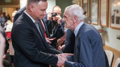 Podczas oficjalnej części obchodów, głos zabrali byli więźniowie obozu, z którymi spotkał się także prezydent Duda wraz z małżonką (fot.KPRP)