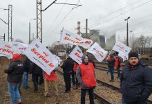 Górnicy blokują tory przy Elektrowni Łaziska. "Nie wjedzie już tu żaden ruski węgiel" (fot.Patryk Kosela)