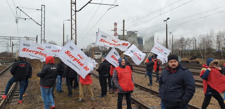 Górnicy blokują tory przy Elektrowni Łaziska. "Nie wjedzie już tu żaden ruski węgiel" (fot.Patryk Kosela)