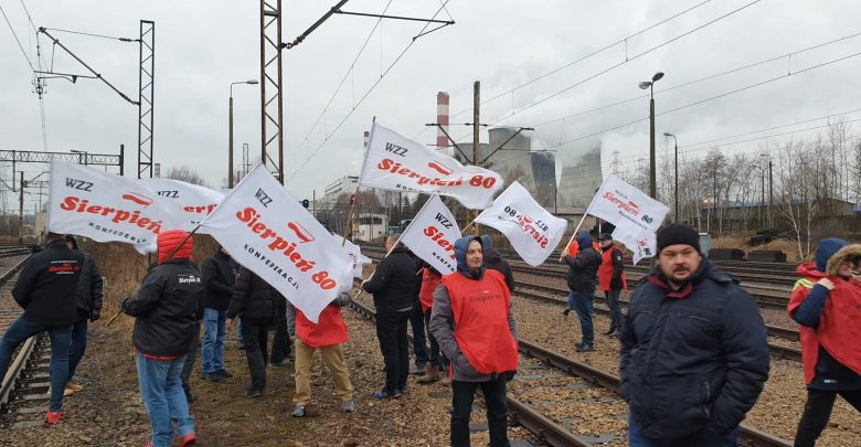 Górnicy blokują tory przy Elektrowni Łaziska. "Nie wjedzie już tu żaden ruski węgiel" (fot.Patryk Kosela)
