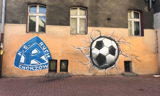 Ruch Chorzów w kosmosie i piłka rozwalająca familok. Niesamowite graffiti Ruchu w całym mieście! (fot.Ruch Chorzów)