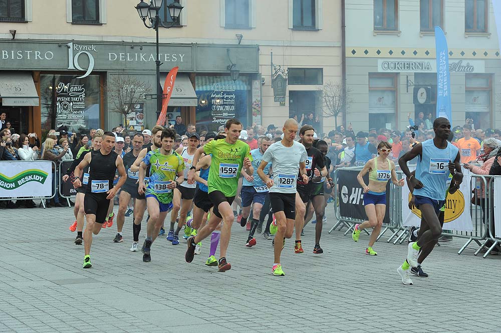 Start Półmaratonu Dookoła Jeziora Żywieckiego