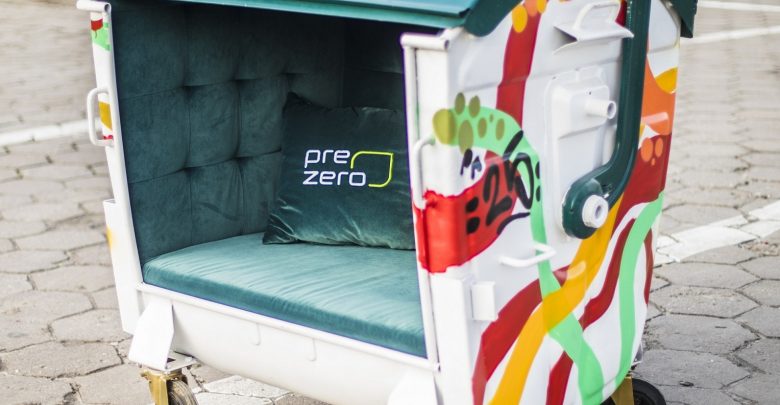 Najbardziej niezwykła licytacja 28. Finału WOŚP? PreZero wystawia na licytację wyjątkową kanapę wykonaną z pojemnika na odpady! (fot.mat.prasowe)