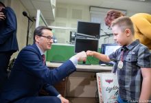 6-letni Rafał z Rybnika uratował życie swojej mamie. Mały bohater przybił "żółwika" z premierem Morawieckim (fot.premier.gov.pl)