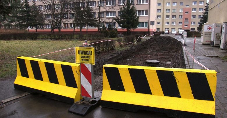 Katowice: Jedna spółdzielnia wykopała potężną dziurę, żeby drogą nie jeździli członkowie innej spółdzielni!